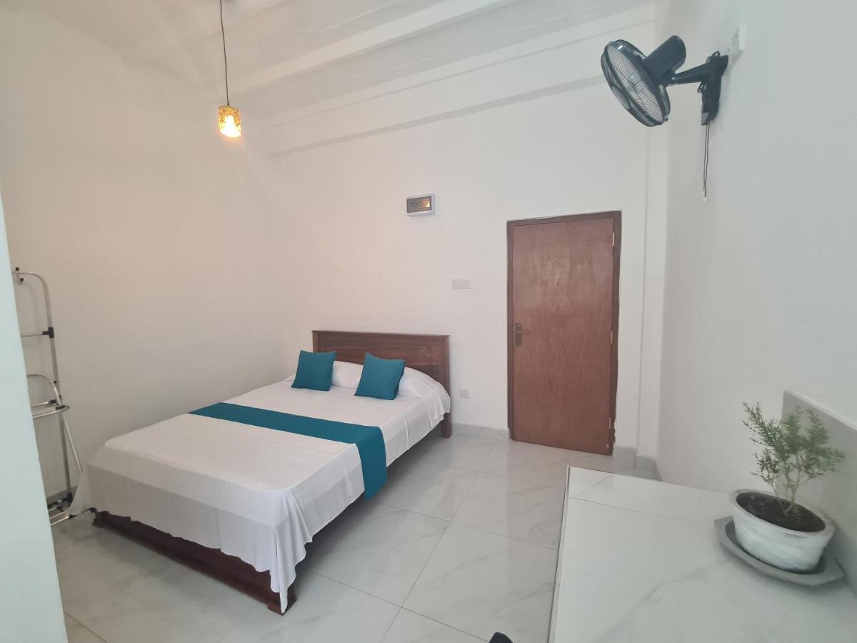 Ceylon Lodge - Airport Transit Hostel 니곰보 외부 사진